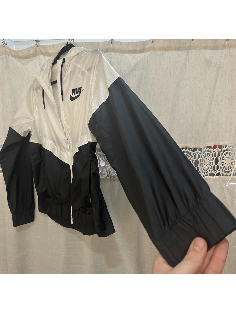 Nike Sportswear Windrunner Jacket Womens Sz M Windbreaker Black/White Full Zip